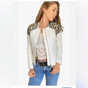 JAZMIN CHEBAR BLAZER TIGRES
New
Size S